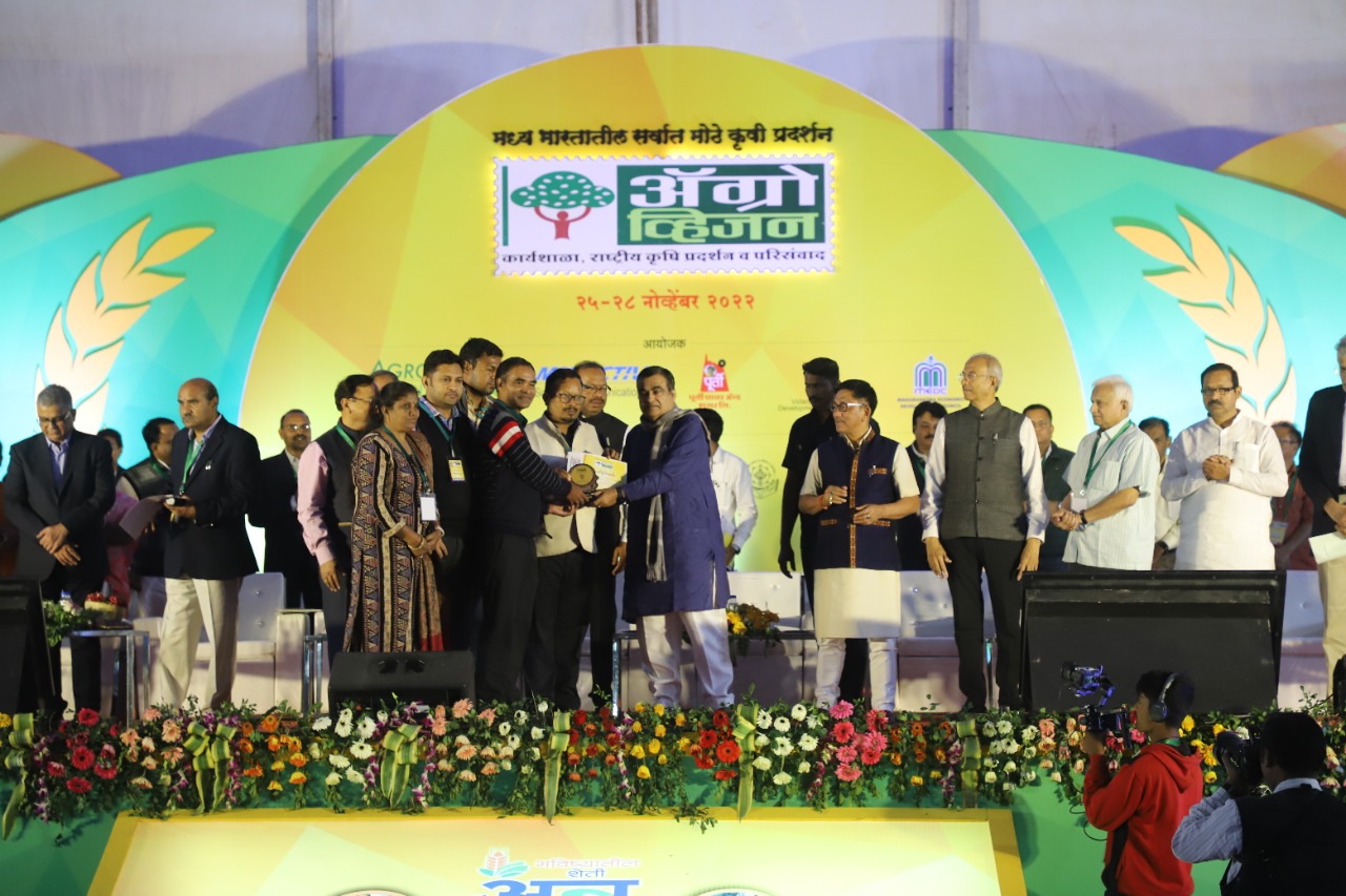 CSIR was recognized as one of the most valuable contributors to Agrovision including farmers . CSIR Scientist receiving honors on behalf of CSIR Image